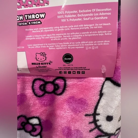 Brand New Hello Kitty Silk Touch Throw! 😻🎀❤️ - Picture 4 of 4